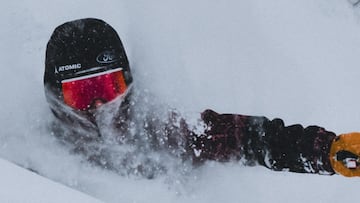 Aymar Navarro sumergido en nieve en Hokkaido, Japón.