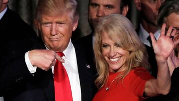 FOTO DE ARCHIVO - Donald Trump y su directora de campa&ntilde;a Kellyanne Conway saludan a sus partidarios durante su mitin de la noche de las elecciones en Manhattan, Nueva York, Estados Unidos, el 9 de noviembre de 2016.