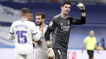 Cortouis celebra pu&ntilde;o en alto la victoria del Real Madrid sobre el Atl&eacute;tico en el derbi, con Valverde, Alaba y Nacho en segundo plano.