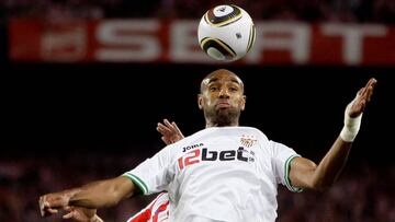 FILE PHOTO: Sevilla&#039;s Frederic Kanoute heads the ball during their King&#039;s Cup final soccer match against Atletico Madrid at Nou Camp stadium in Barcelona, Spain, May 19, 2010.   REUTERS/Gustau Nacarino/File Photo