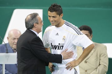 Cristiano Ronaldo en el estadio Santiago Bernabéu con Florentino Pérez.