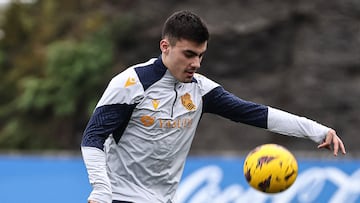 Ander Barrenetxea juega con un balón en Zubieta.