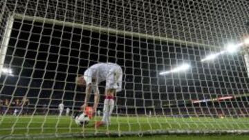 DECEPCIÓN. Nunes recoge el balón dentro de su portería con Aouate ya batido en el suelo.