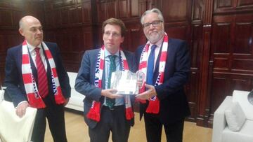 Almeida recoge el premio de las peñas