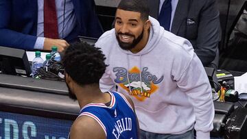 AME191. TORONTO (CANADA), 07/05/2019.- El rapero Drake (d) sonr&iacute;e a Joel Embiid de los Philadelphia 76ers este martes, durante un partido de baloncesto de la Conferencia Este de la NBA, en el Scotiabank Arena de Toronto (Canad&aacute;). EFE/ Warren Toda