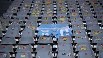 Una bandera y camisetas de Argentina recordaron a Maradona en las gradas del estadio del Borussia Dortmund durante su partido contra el Colonia. La muerte de El Pelusa ha supuesto una conmoci&oacute;n mundial y son numerosos los homenajes que est&aacute; 
