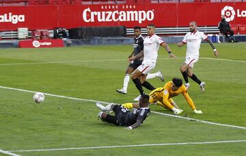 Buenísimo centro de Mendy desde la izquierda que remata Vinícius anticipándose a la defensa en el primer palo, el balón pega en Bono y se introduce en su propia portería