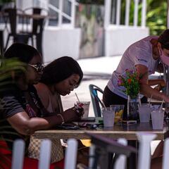 La COVID-19 siembra el pánico en Estados Unidos, que supera las 150.000 muertes