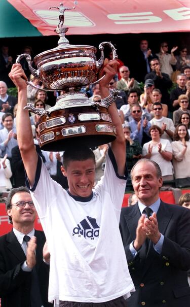 El ruso Marat Safin levanta la copa que le entregó el Rey Don Juan Carlos, tras ganar en la final del Torneo Godo en 2000.