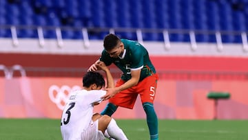 (L-R) Reo Hatate of Japan and Johan Vasquez of Mexico during the match Mexico vs Japan, Corresponding to the Mens Bronze Medal Match, at the XXXII Tokyo 2020 Olympic Games, at Saitama Stadium, on August 06, 2021.
<br><br>
(I-D) Reo Hatate de Japon y Johan Vasquez de Mexico durante el partido Mexico vs Japon, correspondiente al Partido por la Medalla de Bronce Masculina, en los XXXII Juegos Olimpicos Tokio 2020, en el Estadio Saitama, el 6 de agosto de 2021.