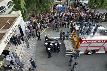 Vista a¨¦rea del ata¨²d de Pel¨¦, leyenda del f¨²tbol brasile?o, que llega al Cementerio Conmemorativo de Santos.