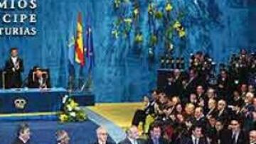 <b>ESCOLTA DE ENSUEÑO.</B> Jean Marie Leblanc (centro) fue escoltado, a derecha e izquierda, por seis ganadores del Tour. En total, 18 triunfos.