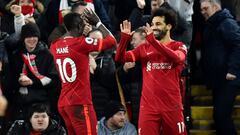 Fútbol - Premier League - Liverpool v Newcastle United - Anfield, Liverpool, Reino Unido - 16 de diciembre de 2021 Liverpool's Mohamed Salah celebra su segundo gol con Sadio Mané.