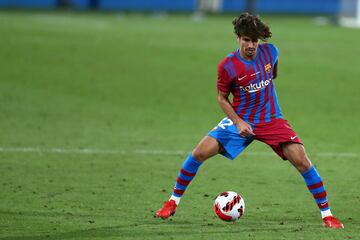 Durante su ¨²ltima temporada en el Granada ha disputado un total de 17 partidos marcando 2 goles. El centrocampista nacido en Sabadell tiene una oportunidad ¨²nica para demostrar a Xavi Hern¨¢ndez que puede ser un futbolista esencial para el equipo. Juega como mediocentro ofensivo y tambi¨¦n puede hacer de interior derecho. Su gran visi¨®n de juego es uno de los puntos fuertes de ?lex Collado, adem¨¢s de tener un excepcional cambio de ritmo en espacios cortos. En el conjunto nazar¨ª, el mediocentro tiene libertad total de movimientos, adem¨¢s de un buen disparo desde larga distancia, consiguiendo 8 goles cuando estuvo en el filial azulgrana en la temporada 20-21. Xavi Hern¨¢ndez sabe m¨¢s que nunca de dar el ¨²ltimo pase y ¨¦l ser¨¢ quien tome la decisi¨®n de contar con ?lex Collado para la siguiente temporada.