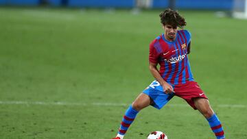 Durante su última temporada en el Granada ha disputado un total de 17 partidos marcando 2 goles. El centrocampista nacido en Sabadell tiene una oportunidad única para demostrar a Xavi Hernández que puede ser un futbolista esencial para el equipo. Juega como mediocentro ofensivo y también puede hacer de interior derecho. Su gran visión de juego es uno de los puntos fuertes de Álex Collado, además de tener un excepcional cambio de ritmo en espacios cortos. En el conjunto nazarí, el mediocentro tiene libertad total de movimientos, además de un buen disparo desde larga distancia, consiguiendo 8 goles cuando estuvo en el filial azulgrana en la temporada 20-21. Xavi Hernández sabe más que nunca de dar el último pase y él será quien tome la decisión de contar con Álex Collado para la siguiente temporada.