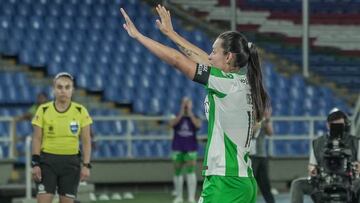 Yoreli Rincón celebrando su gol en la victoria de Nacional ante Caracas por la fecha 1 de la Copa Libertadores Femenina.