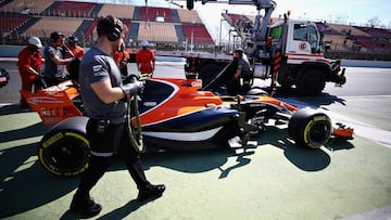 MONTMELO, SPAIN - MARCH 09: A member of the McLaren team inspects the car of Stoffel Vandoorne of Belgium and McLaren Honda after it stopped on track during day three of Formula One winter testing at Circuit de Catalunya on March 9, 2017 in Montmelo, Spain. (Photo by Dan Istitene/Getty Images)
PUBLICADA 17/03/17 NA MA30 5COL
PUBLICADA 17/03/17 NA MA40 1COL