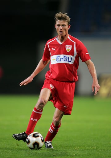 El delantero dan谷s, m芍ximo goleador de su selecci車n con 52 tantos en 112 partidos, fich車 por el Stuttgart en verano de 2005, tras perder la final de Copa de Europa con el Milan. El goleador dan谷s no contaba con los minutos que cre赤a merecer, a la sombra de Inzaghi y Crespo en su 迆ltimo a?o como rossonero, y el Stuttgart le ofreci車 la oportunidad de golear para ellos. En sus dos a?os en el Stuttgart anot車 10 goles en 37 partidos y en 2007 se march車 al Villarreal.