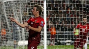 2-1. Fabio Coentrao celebró el segundo tanto.