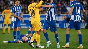 Barcelona's Brazilian forward #19 Vitor Roque fights with Alaves' Spanish defender #03 Ruben Duarte during the Spanish league football match between Deportivo Alaves and FC Barcelona at the Mendizorroza stadium in Vitoria on February 3, 2024. (Photo by Ander Gillenea / AFP)