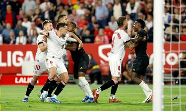 Fuerte tangana entre los jugadores en un saque de esquina