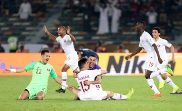 Los jugadores de Qatar celebran en el césped su primera Copa de Asia. 