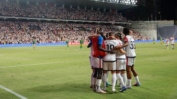 Los jugadores del Rayo celebran uno de los goles ante el Neman.