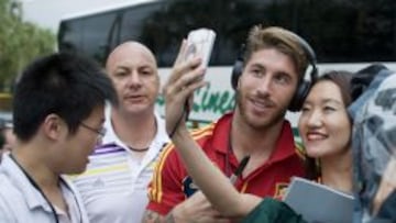 Sergio Ramos se fotograf&iacute;a con unos seguidores a su llegada a la ciudad neoyorkina.