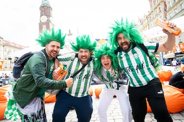 Gran ambiente en la Fan Zone del Real Betis. 