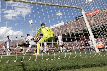 El jugador del Barcelona, Eric García, marca de cabeza el 1-2. 

