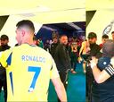 ¡Nadie se resiste al bicho! Asistente del equipo rival pide foto a Cristiano tras el encuentro