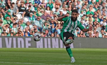 ¡Golazo de falta de Fekir! Disparó el francés al palo de Oblak, con un potente y colocado lanzamiento, superando al esloveno.