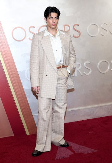 Nic Kaufmann posa en la alfombra roja del Dolby Theatre.