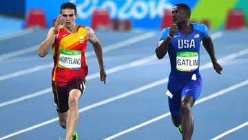 Bruno Hortelano corre al lado de Justin Gatlin en Rio de Janeiro.