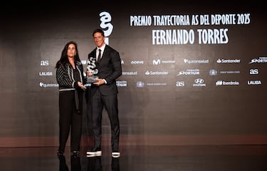 Entrega el premio: Elena Gris, Directora de Marketing de Hyundai Motor España. 
Recoge el premio: Fernando Torres.