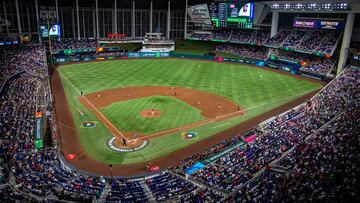 Miami (United States), 17/03/2023.- Spectators watch the 2023 World Baseball Classic quarter finals match between Mexico and Puerto Rico at loanDepot park baseball stadium in Miami, Florida, USA, 17 March 2023. (Estados Unidos) EFE/EPA/CRISTOBAL HERRERA-ULASHKEVICH
