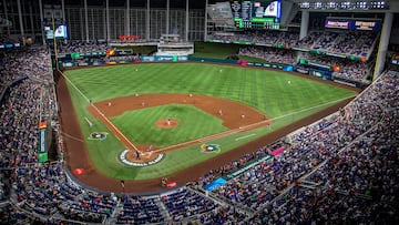 Miami (United States), 17/03/2023.- Spectators watch the 2023 World Baseball Classic quarter finals match between Mexico and Puerto Rico at loanDepot park baseball stadium in Miami, Florida, USA, 17 March 2023. (Estados Unidos) EFE/EPA/CRISTOBAL HERRERA-ULASHKEVICH
