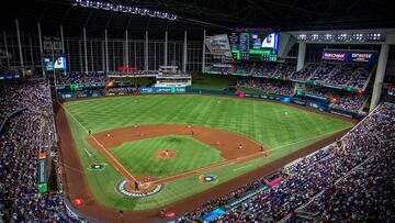 Miami (United States), 17/03/2023.- Spectators watch the 2023 World Baseball Classic quarter finals match between Mexico and Puerto Rico at loanDepot park baseball stadium in Miami, Florida, USA, 17 March 2023. (Estados Unidos) EFE/EPA/CRISTOBAL HERRERA-ULASHKEVICH
