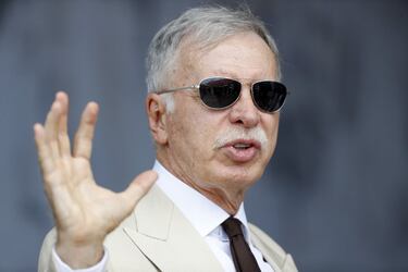 Dentro de esta lista de los más poderosos destaca la presencia de este americano que compró el Arsenal en 2011, pero ya era dueño de otros equipos americanos de deportes como el fútbol americano (Los Ángeles Rams), hockey (Colorado Avalanche) y baloncesto (los Denver Nuggets). Con una fortuna cercana a los 9.300 millones de euros, casi toda su riqueza procede de su empresa de compra de inmuebles y de sus inversiones en estos equipos deportivos.