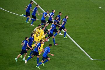 Los jugadores de la selección de Italia celebrab la clasificación a octavos.