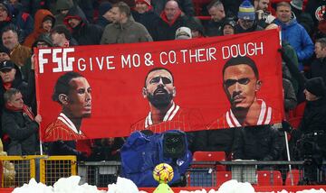 La afición Red se rinde ante sus futbolistas. 
En la tribuna de Anfield los aficionados revelaron una lona con los rostros de Salah, Trent Alexander-Arnold y van Dijk