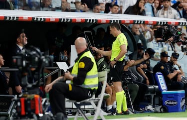 César Soto Grado em campo durante o clássico entre Real Madrid e Barcelona.