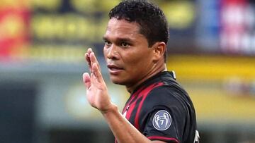 Carlos Bacca celebra su primer gol ante Torino por la Serie A