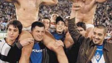 <b>LA CELEBRACIÓN. </b>Zárate y Castromán salieron a hombros del estadio tras ganar el título.
