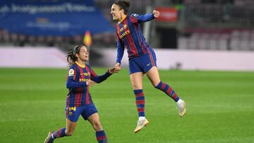 Melanie Serrano celebra, junto a Aitana Bonmatí, el 3-0 marcado al Espanyol en el Camp Nou.
