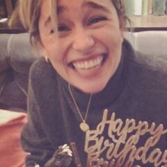 Emilia Clarke 'presenta' a su pareja en su 32 cumpleaños