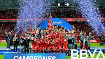 Soccer Football - Liga MX - Final - Second leg - Toluca v America - Estadio La Bombonera, Toluca, Mexico - May 25, 2025 Toluca's Alexis Vega and teammates celebrate with the trophy after winning the Liga MX REUTERS/Raquel Cunha