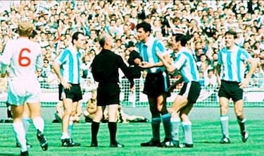 ¿Quién fue Rattín, el 'culpable' de que haya tarjetas en el fútbol?
