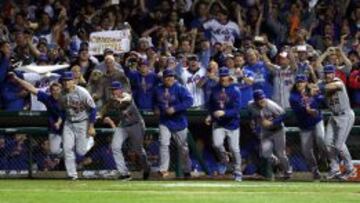 Los jugadores de los New York Mets saltan al terreno de juego nada m&aacute;s terminar el cuarto partido de las Series de Campeonato.