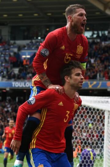 Gerard Pique y Sergio Ramos forman la pareja de centrales de la Selección Española de fútbol. Juntos celebran el gol del catalán a Chequia en  la pasada Eurocopa de Francia.